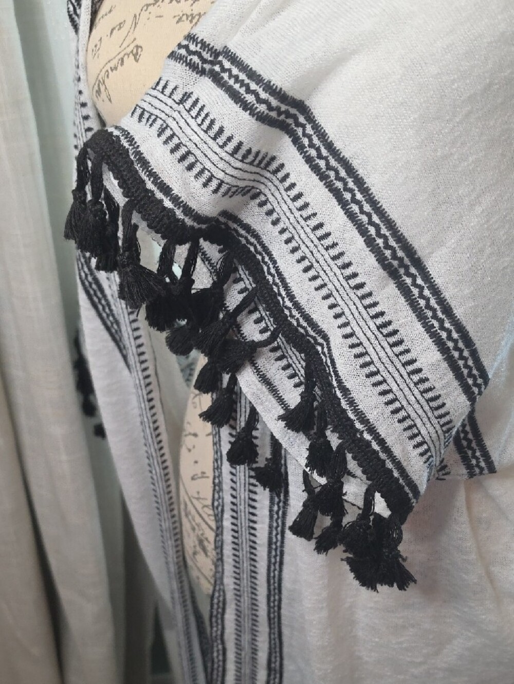 Forever 21 Plus White and Black Embroidered Open Kimono - Picture 7 of 8